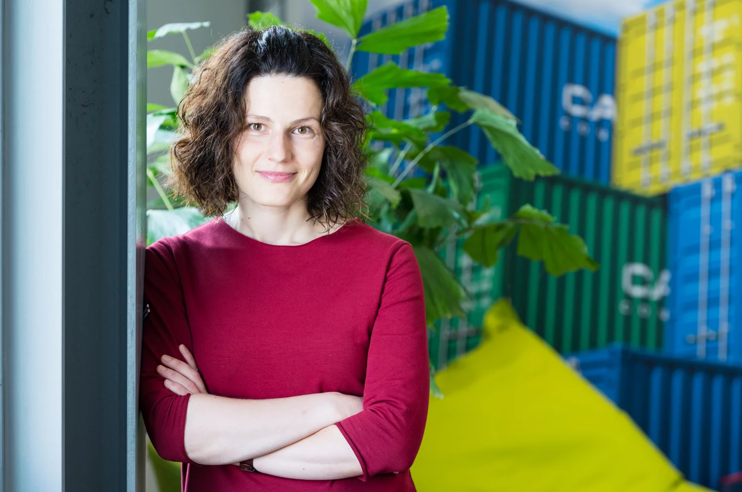 Tanya van Workum staat in een kantoor met een industri&euml;le uitstraling